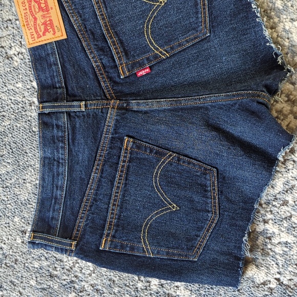 Women's LEVI'S Buttonfly Jean Shorts EUC - Picture 7 of 8
